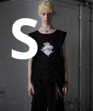 GRANCY 셔링 디자인 라인 큐빅 그래픽 슬리브리스 T 셔츠