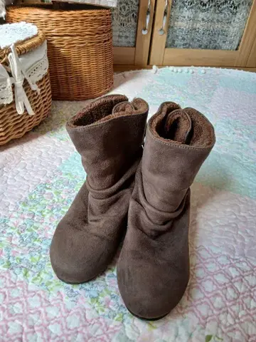 브라운 스웨이드 레이스업 무스탕 부츠