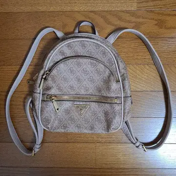 GUESS 베이지 로고 백팩