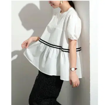 테이프 스티치 벌룬 슬리브 탑 화이트 플러네 핏 모어 좋아하는 분