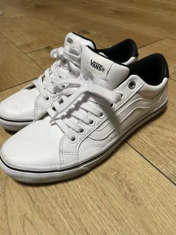 VANS 화이트 로우컷 스니커즈 WEEKLY COURT V441
