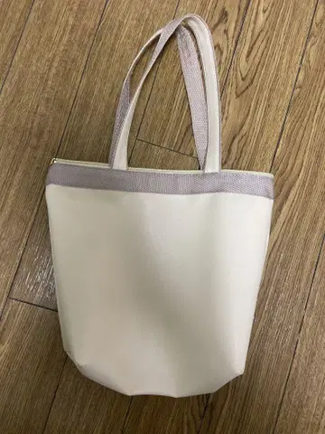화이트 토트백 내부 포켓 부착