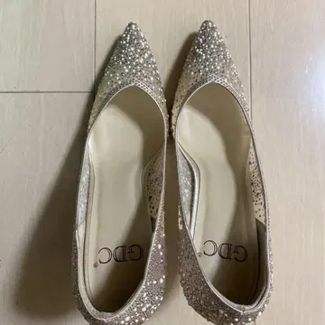 GDC 비쥬가 달린 베이지 하이힐 240