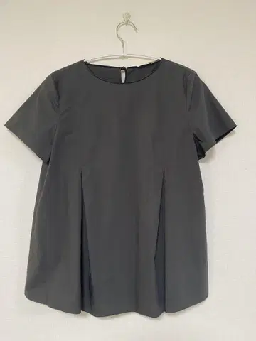 Bellsey 블랙 반팔 플레어 상의