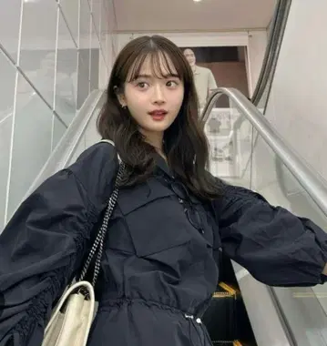 LILY BROWN 드로스트 슬리브 셔츠 올인원 DNAVY