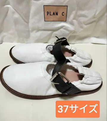 PLAN C 화이트 슈즈, 블랙 벨트 버클 발레 슈즈