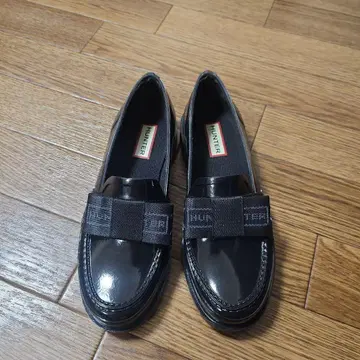 HUNTER 블랙 로퍼 리본 포함