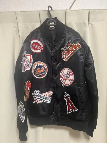 MLB 자수 패치가 있는 블랙 자켓