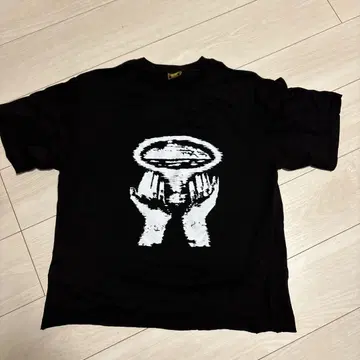 블랙 티셔츠 손이 있는 디자인