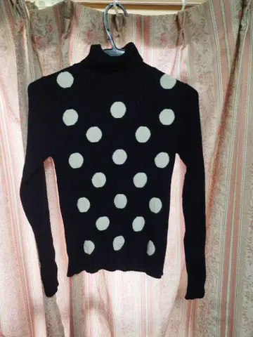 도트 무늬 터틀넥 스웨터 Dot and Stripes
