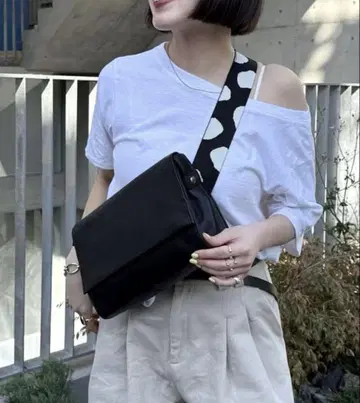 완판 인기 컬러 이아파피요네 패턴 와이드 테이프 숄더백 블랙