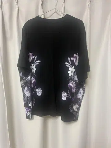 HARE 꽃무늬 프린트 티셔츠 블랙