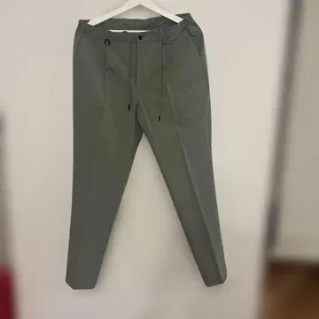 올리브 그린 슬림 핏 슬랙스