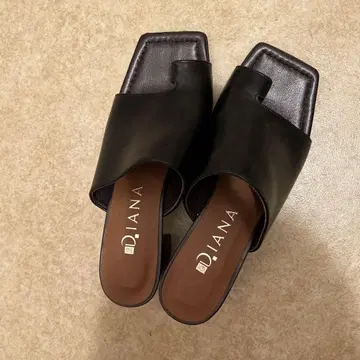 D.IANA 블랙 컴포트 샌들