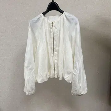 LrdR 아이보리 린넨 벌룬 슬리브 탑