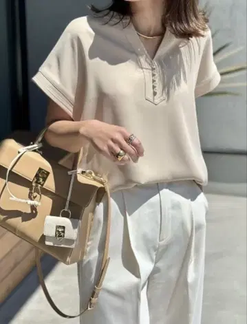 이지케어 펄 버튼 키 넥 블라우스 Emma Taylor 베이지