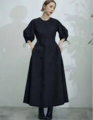 UN3D. 볼륨 슬리브 원피스