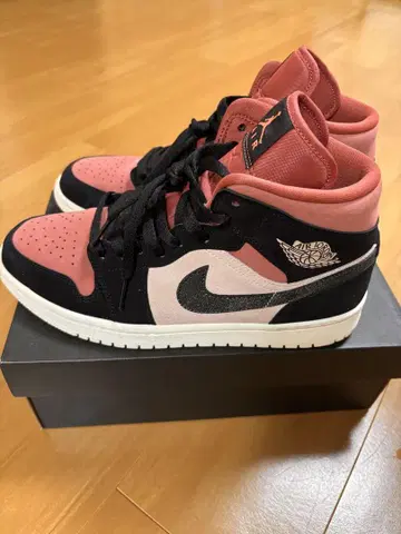 Air Jordan 블랙/핑크 하이컷 스니커즈