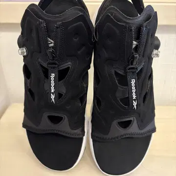새상품급 리복 INSTAPUMP FURY SANDAL ZIP