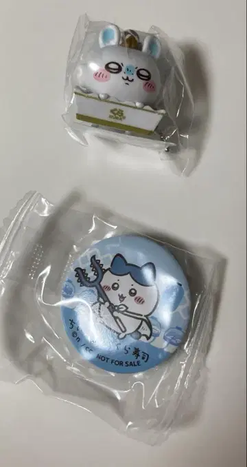 쿠라스시 치이카와 콜라보 비쿠라폰 모몽가 마스코트 캔뱃지 하치와레