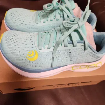 미사용 새상품 TOPO ATHLETIC 스니커즈 22.5cm
