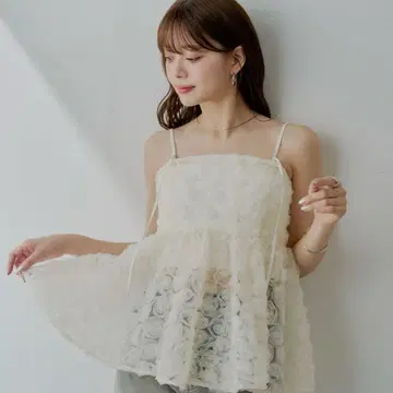 [ SALON by Chico ] 로즈 튤 페플럼 블라우스 아이보리