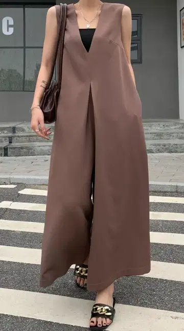 브라운 V넥 살로펫