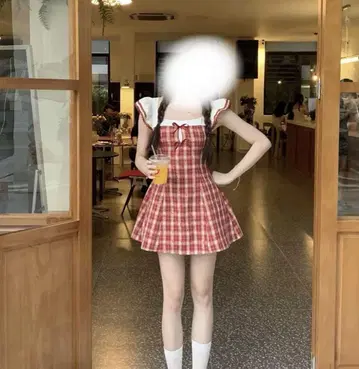 빨간색과 화이트 체크 무늬 반팔 미니 원피스