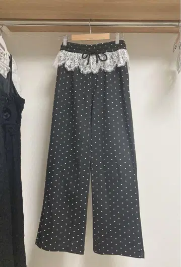 [ ampm ] 도트 무늬 레이스 벨트 스웨트 팬츠