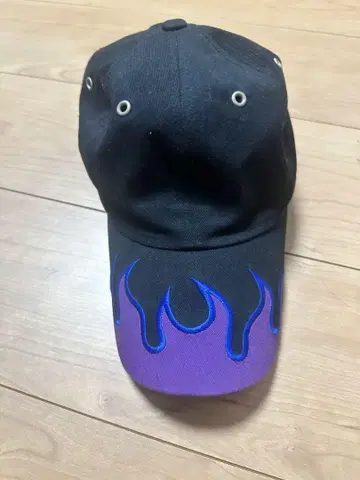 DRINKSOANGOOD 불꽃 자수 캡 블랙 보라색