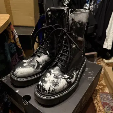 Dr. Martens 1490 NIN 10홀 부츠 32174101