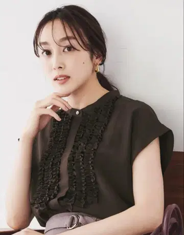 반팔 프릴 블라우스