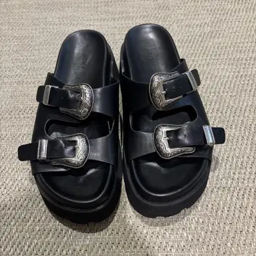 메디 웨스턴 버클 샌들