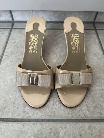 페라가모 베이지 리본 뮬