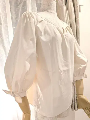 토카 상의 4 라이트 베이지 소매 셔링 리본