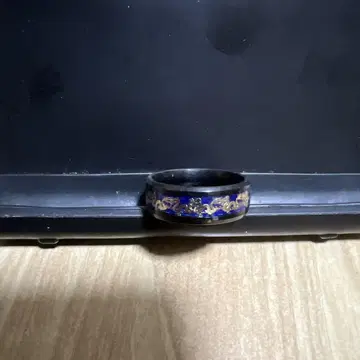 블랙과 금 장식 반지