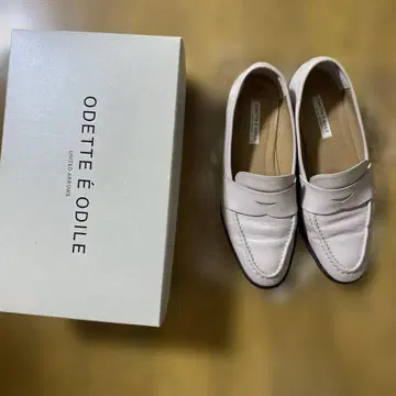 ODDTE E ODLE 베이지 로퍼