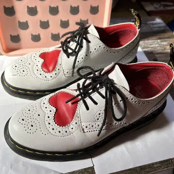 Dr.Martens UK4 발렌타인 모델