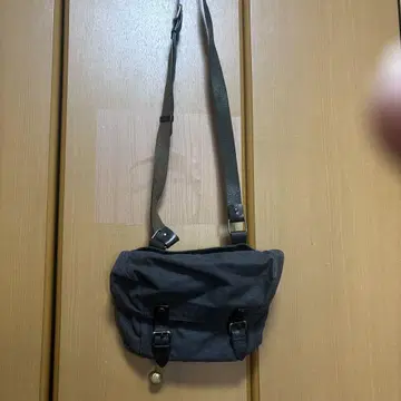 다크 그레이 캔버스 숄더백