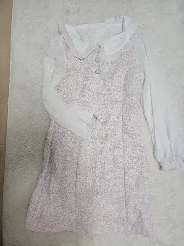 프릴이 달린 카라 부착 핑크 원피스