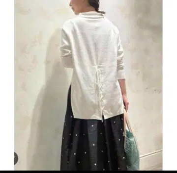미사용에 가까운 비어즐리 보틀넥 레이스업 니트