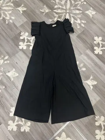 프릴이 달린 블랙 올인원