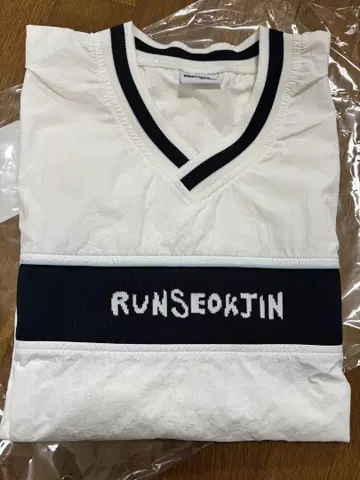 RUNSEOKJIN V넥 티셔츠 화이트