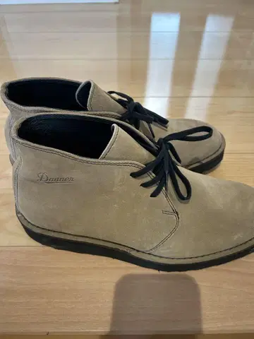 Danner 베이지 스웨이드 처카 부츠