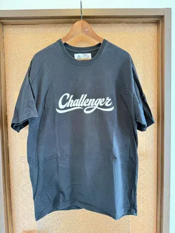 CHALLENGER SCRIPT LOGO TEE 챌린저