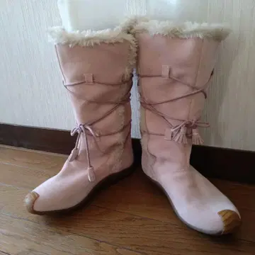 AIGLE 에글 퍼가 달린 핑크 부츠