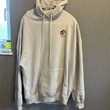 크림색 후드티 후드 부착