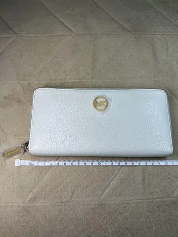 마이클코어스 MICHAEL KORS 화이트 가죽 장지갑 골드 지퍼