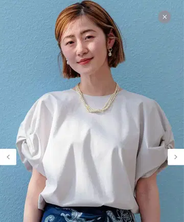 부드러운 디자인 트위스트 컷 티셔츠
