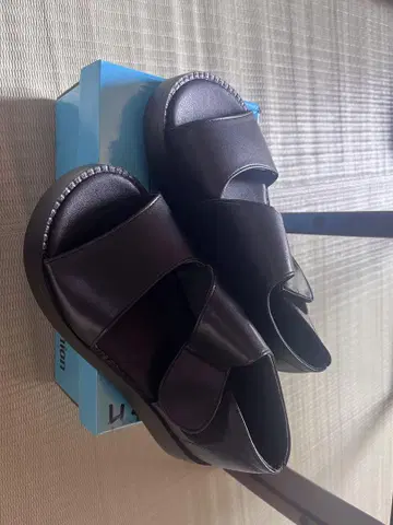 크로스 스트랩 컴포트 샌들